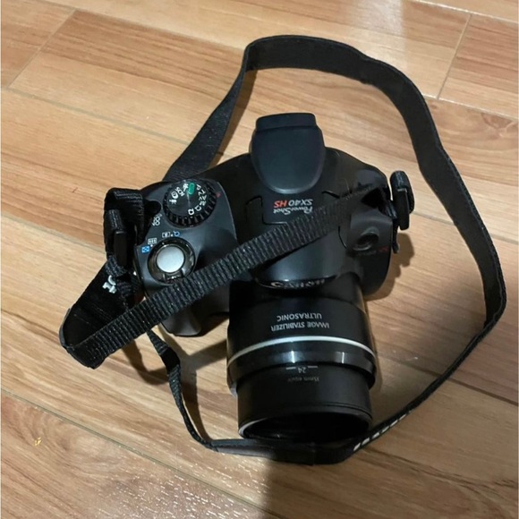 Canon power shot SX 40 HS camera with strap - Picture 5 of 7
